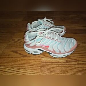 Nike Air Max Plus Kids Pink and White Sneakers